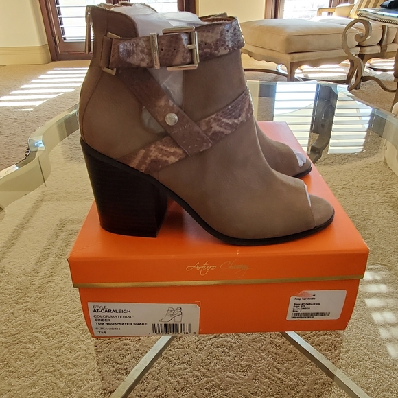 NEW BOOTIES - Picture 3 of 9